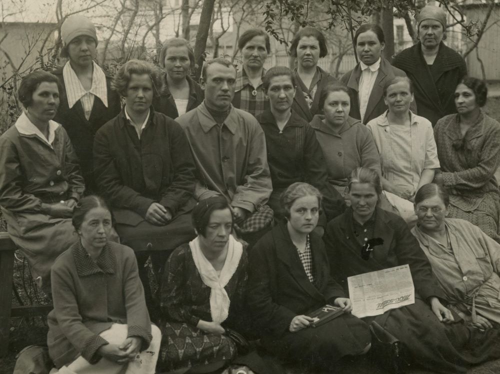 Рабфаковцы в кругу женщин ЛПИ, 1925 год